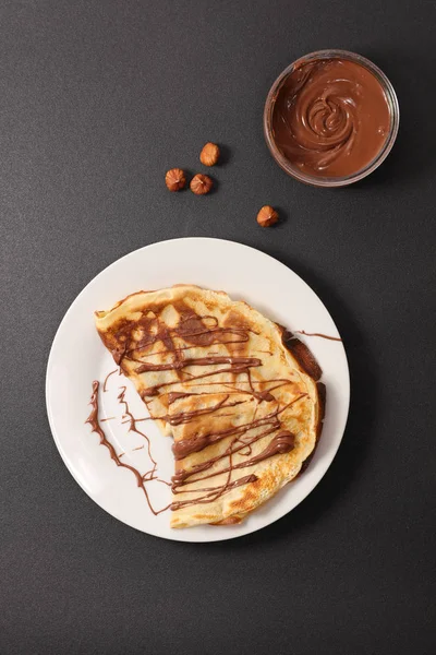 dan yukarıda krepten elbiseler ile çikolata göster