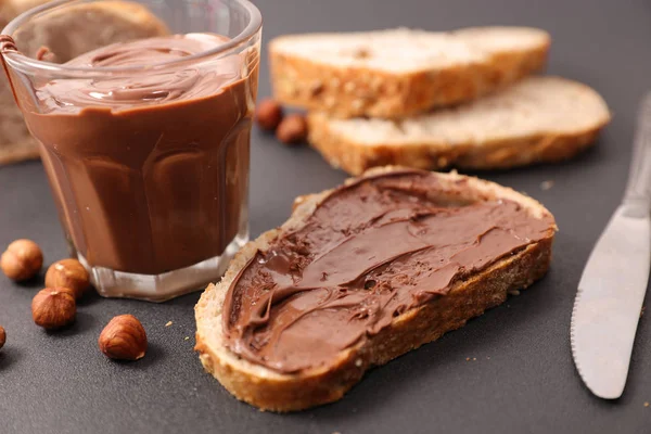 Roti Dengan Cokelat Menyebar — Stok Foto