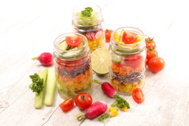 sebze salatası kavanoz ile gıda kompozisyon görünümünü kapat