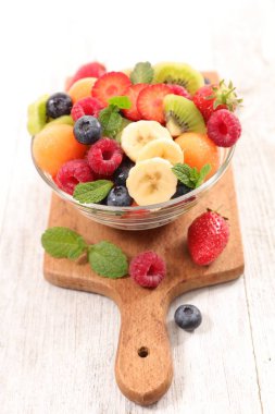 lezzetli meyve salatası ile gıda kompozisyon görünümünü kapat