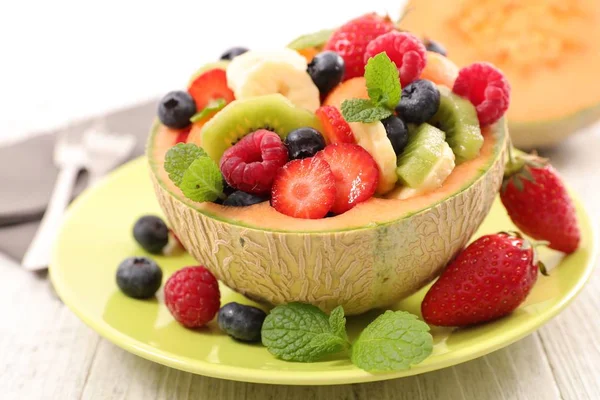 Close Van Samenstelling Van Levensmiddelen Met Heerlijke Fruitsalade — Stockfoto