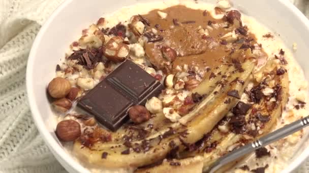 バナナとチョコレートのお粥のボウル — ストック動画