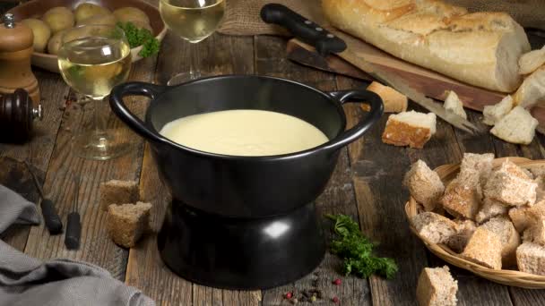 Käsefondue Und Brot — Stockvideo