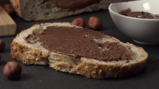 Bröd Med Chokladspridning — Stockvideo