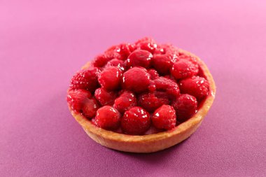 Pembe arka planda ahududu turtası
