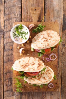 sebze ve falafel sandviç