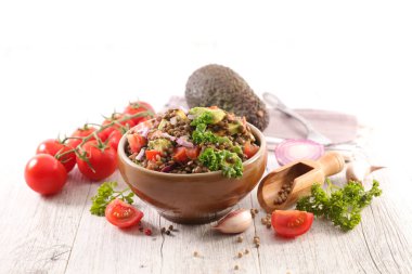 Mercimek salata domates ile