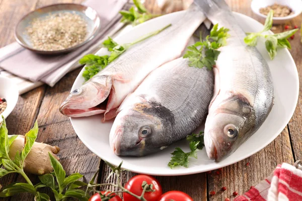 Pesce Crudo Con Ingrediente — Foto Stock