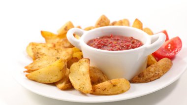 patates kızartması ve domates soslu beyaz arka plan üzerinde