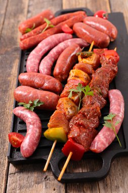 çeşitli çiğ et yakından görmek