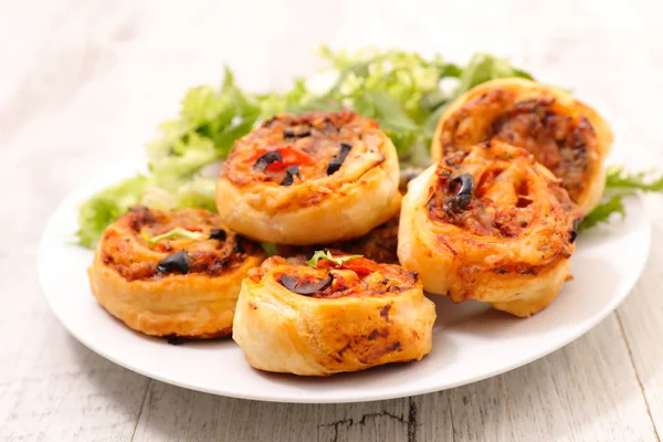 Nahaufnahme Von Fingerfood Mit Oliven Und Tomaten — Stockfoto