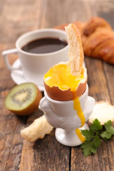 咖啡的特写视图与羊角面包和鸡蛋 — 图库照片