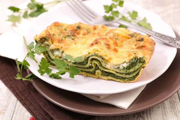 Ispanak ve beyaz peynir lazanya yakından görmek