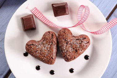 Sevgililer günü için çikolatalı turta kurdele ile görev yaptı.