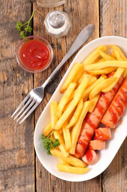 patates kızartması ve ketçap ile hizmet sosis