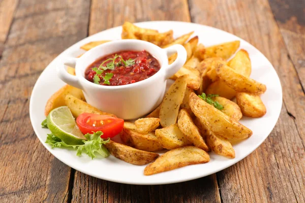 Frites Met Ketchup Saus Groenten — Stockfoto