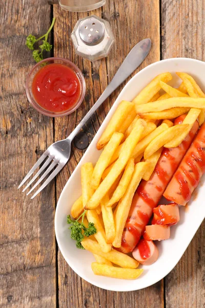 patates kızartması ve ketçap ile hizmet sosis