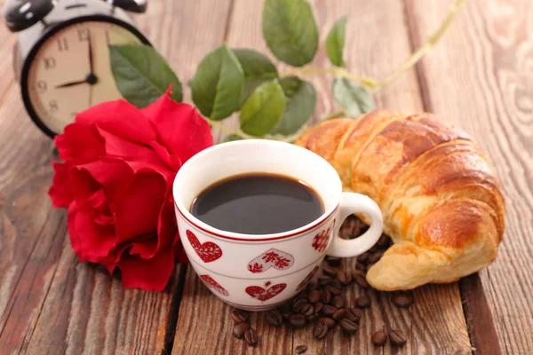 Kaffee Mit Rose Uhr Und Croissant — Stockfoto