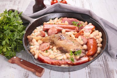 Ördek, sosis ve fasulye tavada cassoulet