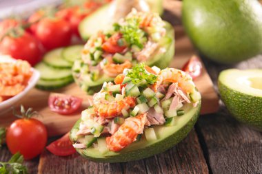 Karides, soğan ve domates dolu avokado