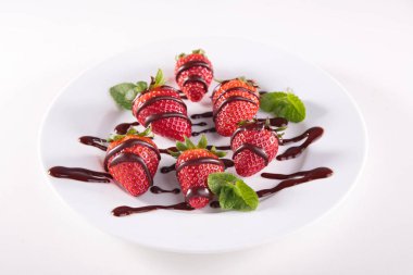 çilek nane yaprakları ve çikolata sosu ile
