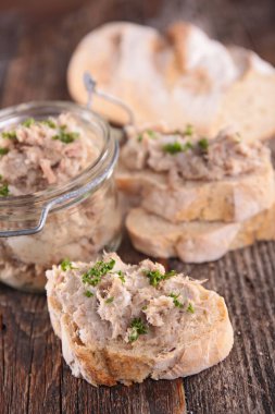 et yaymak ve dilimleri masada ekmek