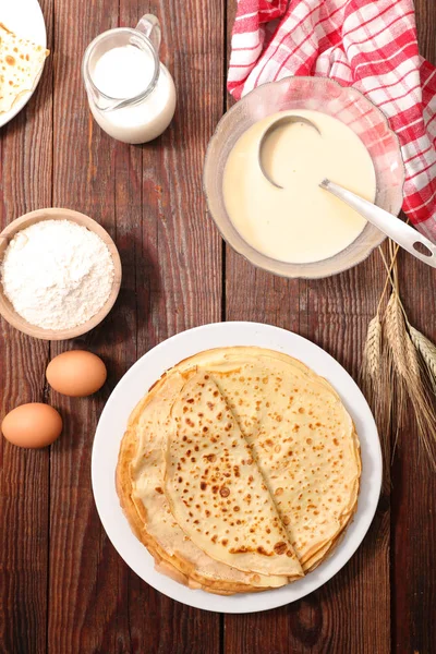 Crepes Kochen Auf Holztisch Mit Zutaten — Stockfoto