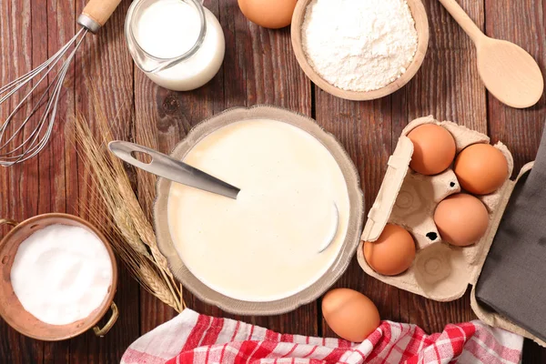 Crêpe Teig Mit Zutaten Auf Dem Tisch — Stockfoto