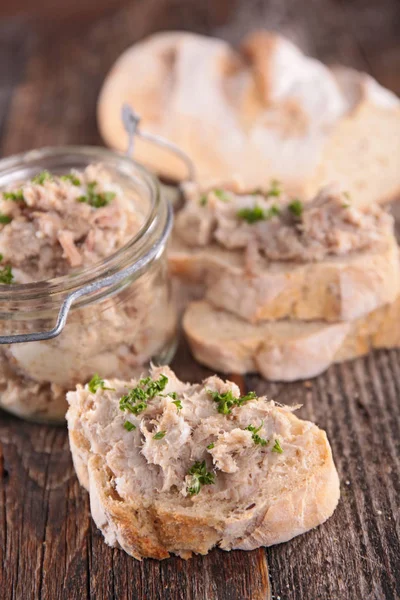 Vlees Verspreid Segmenten Tafel Brood — Stockfoto