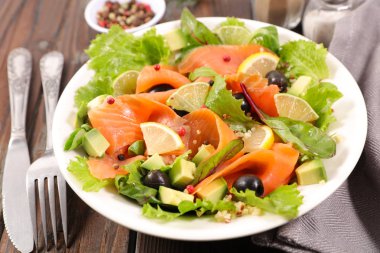 Somon Salata marul ile