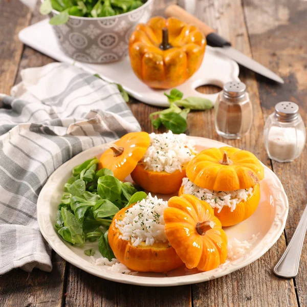 Pumpor Fyllda Med Ris Och Sallad — Stockfoto