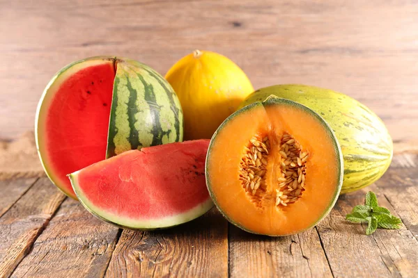 Melon Pastèque Sur Table Bois — Photo