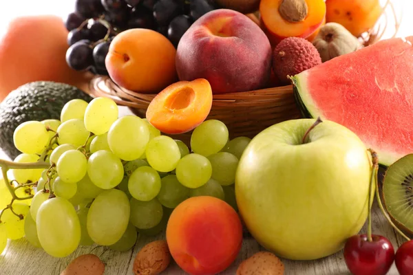 Bukiet Świeżych Owoców Misce Stole — Zdjęcie stockowe