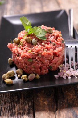 biftek tartar ve otlar plack plaka üzerinde