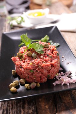 biftek tartar ve otlar plack plaka üzerinde