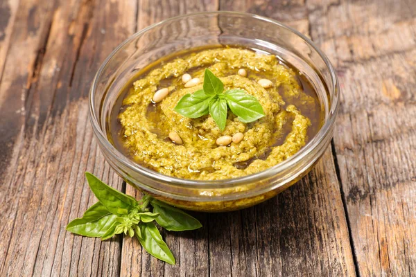 Pesto Saus Basilicum Blaadjes Glazen Kom — Stockfoto