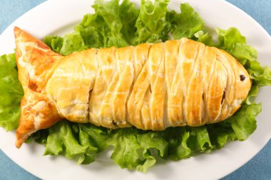 Sağlıklı balık hamur ve salata