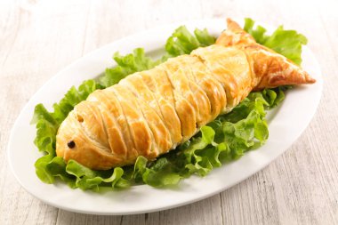 Sağlıklı balık hamur ve salata