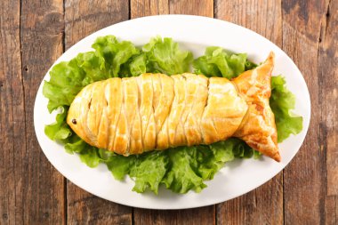 Marulla tabağa gevrek hamur kabuk ile Fırında Balık