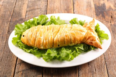 Marulla tabağa gevrek hamur kabuk ile Fırında Balık