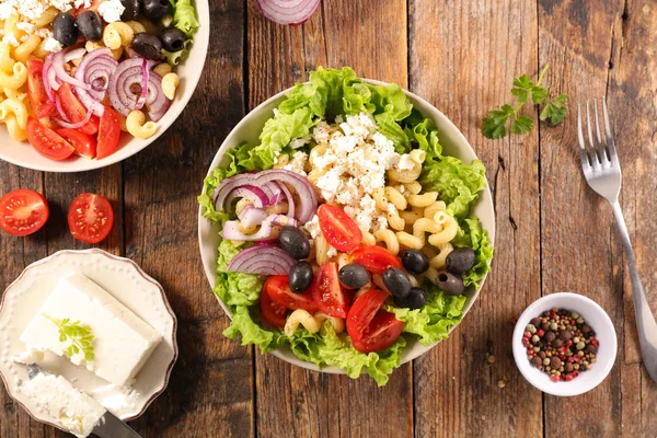 Tigelas Saladas Vegetais Misturadas Mesa Madeira — Fotografia de Stock