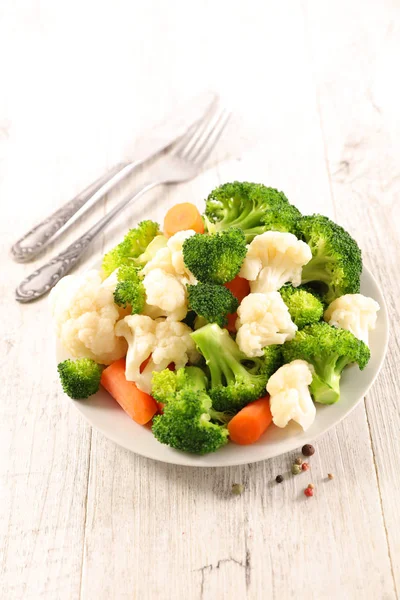 煮熟的混合蔬菜 胡萝卜 卷心菜和花椰菜 — 图库照片