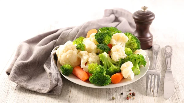 Verduras Hervidas Plato Con Tenedor Cuchillo Mesa Con Amoladora Servilleta —  Fotos de Stock