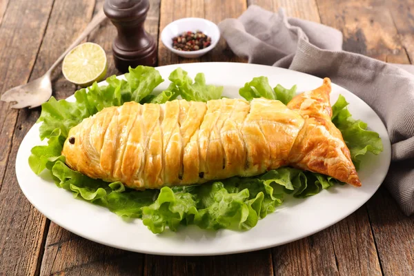 Marulla tabağa gevrek hamur kabuk ile Fırında Balık