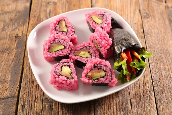 Sushi Maki Com Arroz Rosa Salmão Servido Prato Branco — Fotografia de Stock