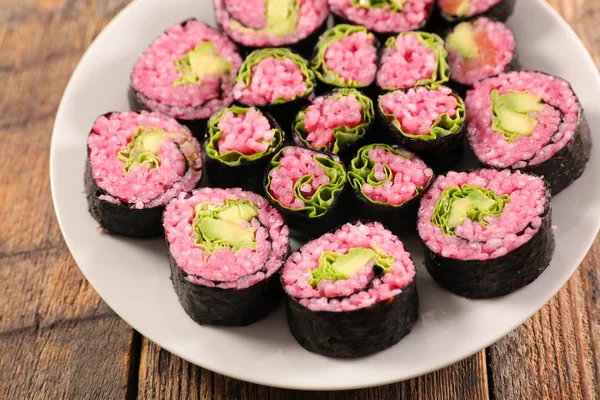 Kasvissyöjä Maki Sushi Valkoisella Lautasella — kuvapankkivalokuva