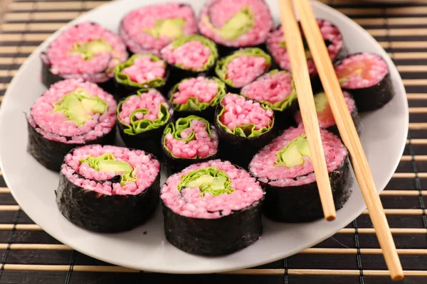 Χορτοφαγικά Maki Sushi Στην Πλάκα Chopsticks — Φωτογραφία Αρχείου