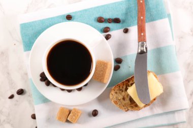 Ekmek ve tereyağlı kahve fincanı