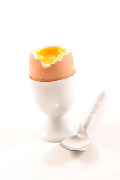 Beyaz Zemin Üzerine Kaşıkla Haşlanmış Yumurta — Stok fotoğraf