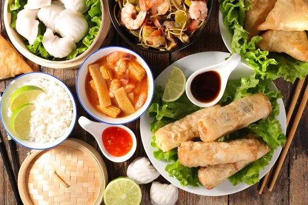 Hagyományos Ázsiai Ételek Széles Választékát Szolgálják Fel Táblázat — Stock Fotó